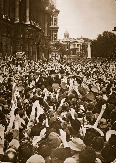 Churchill wird am VE-Tag, 8. Mai 1945, in Whitehall umringt (Photogravur) von English Photographer